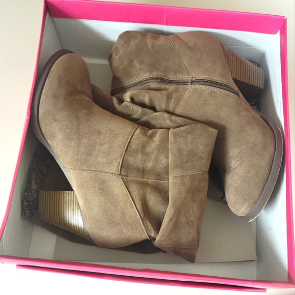 Boots - Picture 3 of 4